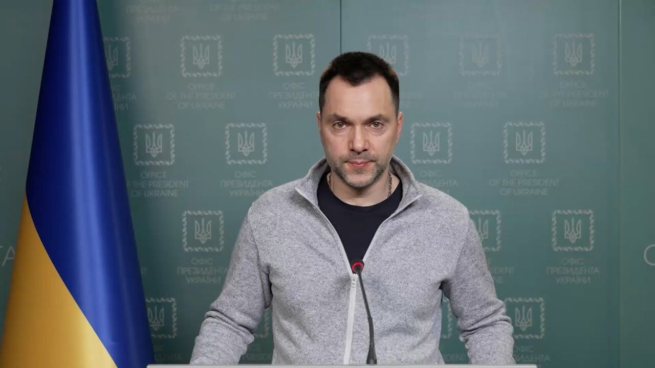 Арестович попередив українців, що чекає на країну у 2023 році: "Будемо сподіватися, що переможуть дурні"
