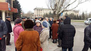 "Титушки" в Николаеве напали на пенсионеров: ветеранов облили кефиром и избили во время возложения цветов