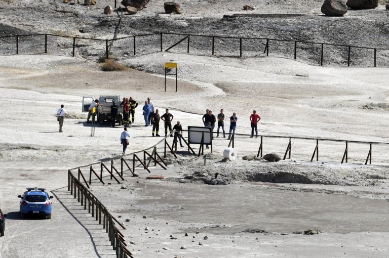 В Италии семья заживо сгорела в кратере вулкана Сольфатар, куда упала, спасая 11-летнего сына, - кадры
