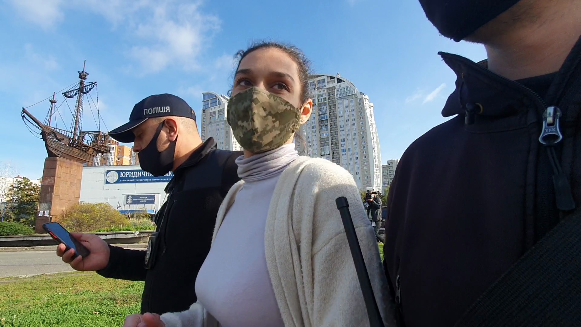Задрала юбку перед Зеленским: возле участка на президента напала активистка FEMEN