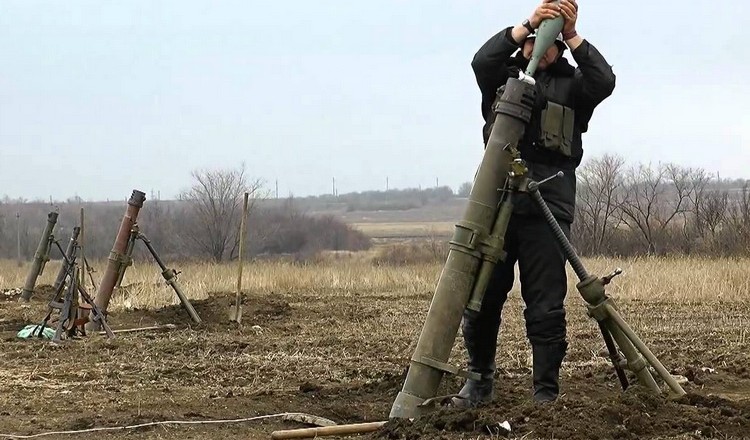 Били из 120-мм минометов, гранатометов и пулеметов: в штабе АТО рассказали о “жаркой” ночи в Донбассе