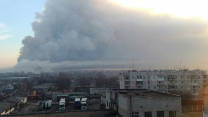К тушению складов в Балаклее привлекли авиацию: полиция и ГСЧС поделились последними новостями с места пожара