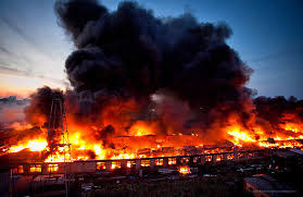 В Москве несколько часов горели складские помещения