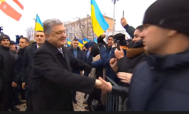 Видео из Киева показало главное отличие президента Украины от Путина: Порошенко ни от кого не прячется и любим украинцами