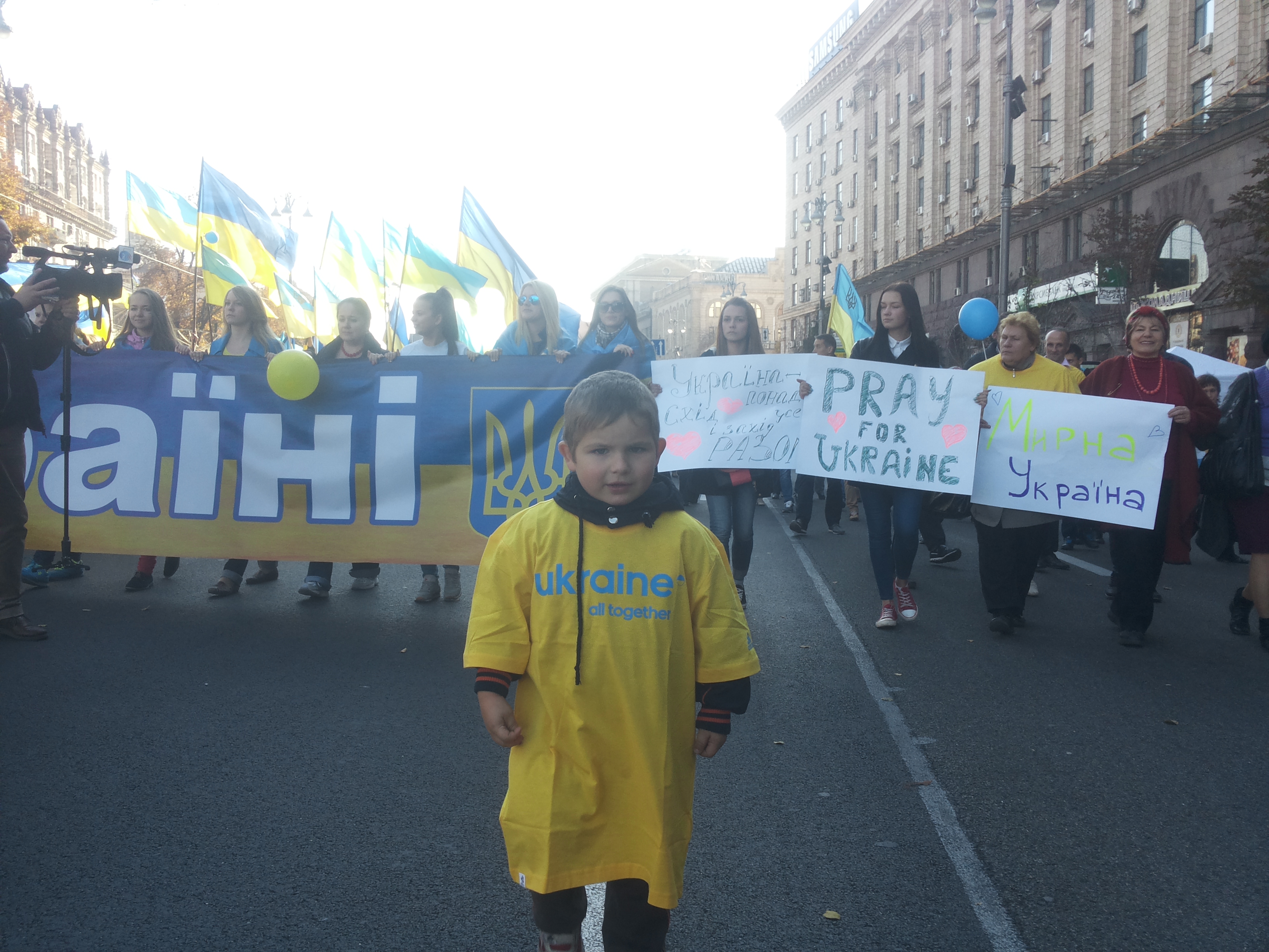 Украина требует МИРА: Пятитысячную колону Марша мира в Киеве вел 5-летний украинский мальчик