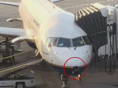 Шотландский лайнер сумел сесть после удара молнии в нос