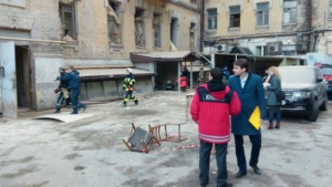 ​Обрушение дома в Киеве: погиб один рабочий. Разбор завалов продолжается