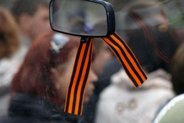 "Чей Крым? Ты рус**ий мир здесь ждешь?": Таксиста в Минске на камеру заставили снять "георгиевскую ленту" – кадры 