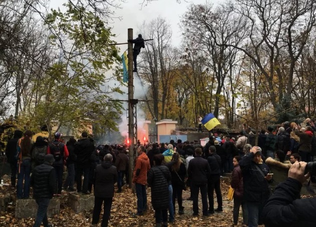 "Труханов – вон из Одессы": акция против незаконной постройки в городе превратилась в масштабное побоище: есть первые пострадавшие, на месте слышны взрывы - кадры