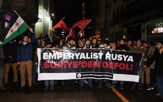 "Россия – убийца! Асад – убийца! Оставьте Алеппо в покое!" В Турции огромное количество активистов пикетировали российское посольство 