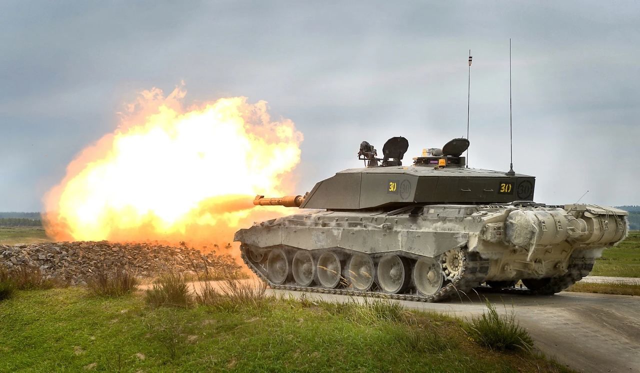 Британские журналисты: "Дайте Украине танки Challenger-2, они превратят в фарш советских конкурентов"