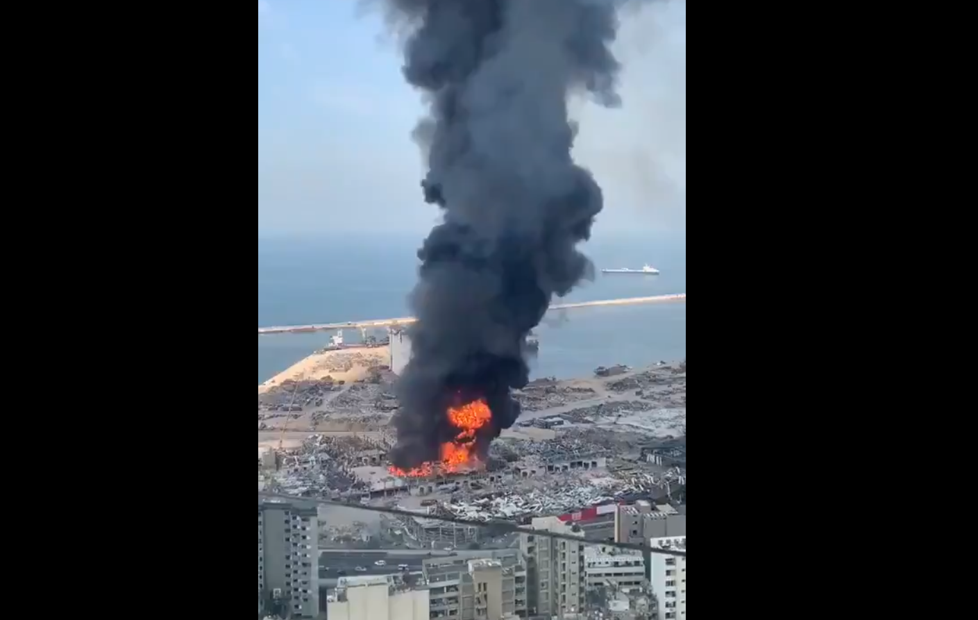 В Бейруте вспыхнул сильный пожар в порту, который разрушил взрыв селитры: видео очевидцев