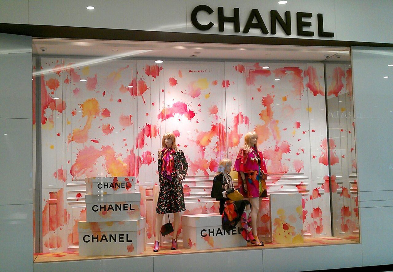 ​Россиянам больше не продают люксовые товары Chanel за границей – у модников переполох