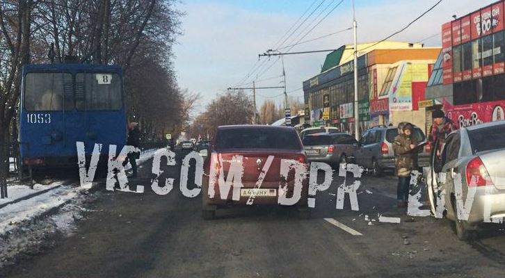 В Донецке произошло масштабное ДТП: водитель троллейбуса до последнего пытался уйти от столкновения – видео