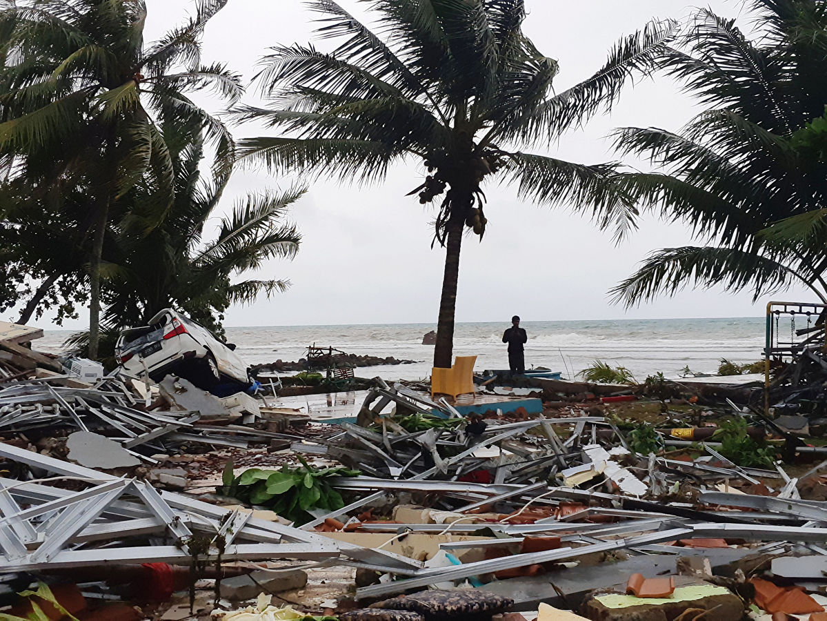 Сотни погибших: в бушующем в Индонезии цунами умер музыкант известной группы Seventeen - кадры адских разрушений