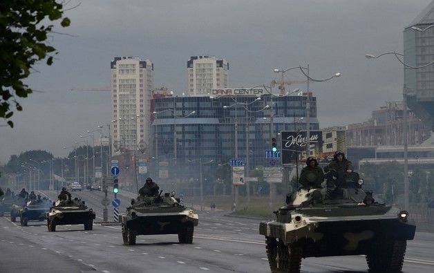 Военная бронетехника уже в Москве: появилось видео, что происходит в России накануне митингов за Навального