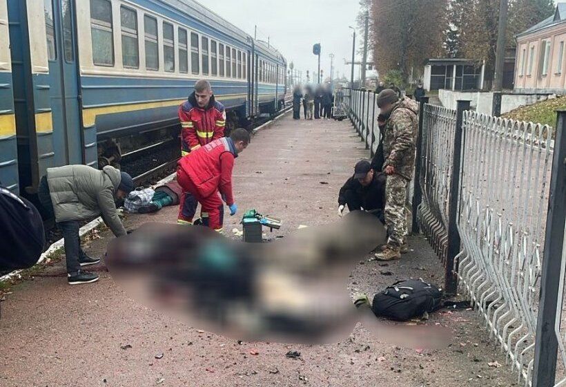 На вокзале в Овруче в результате взрыва гранаты погибли пограничница и гражданские, много раненых – подробности от Нацполиции