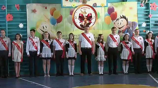В Луганских школах сегодня прозвучит последний звонок
