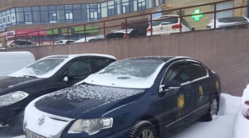 Автомобили российских дипломатов в Украине украсили украинским тризубом. Кадры продемонстрировал известный украинский журналист