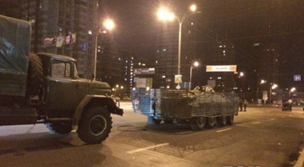 ДТП в Киеве: столкнулись два легковых авто и БТР