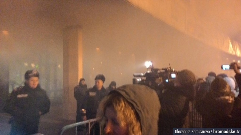 В Киеве сотни молодых парней вырвали ограждения у дворца "Украина", где проходит концерт Ани Лорак