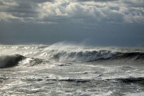 ​Азовское море под ударом стихии: мощный шторм сносил людей с побережья