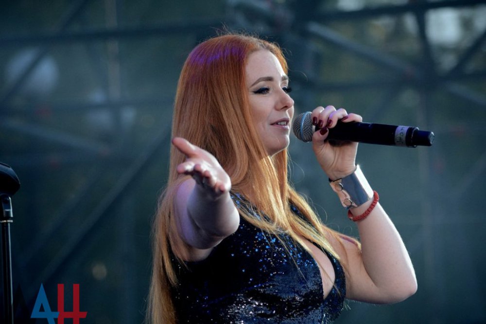 ​Рыженькая из "ТАТУ" блеснула на концерте в Луганске и угодила в "Чистилище" Миротворца