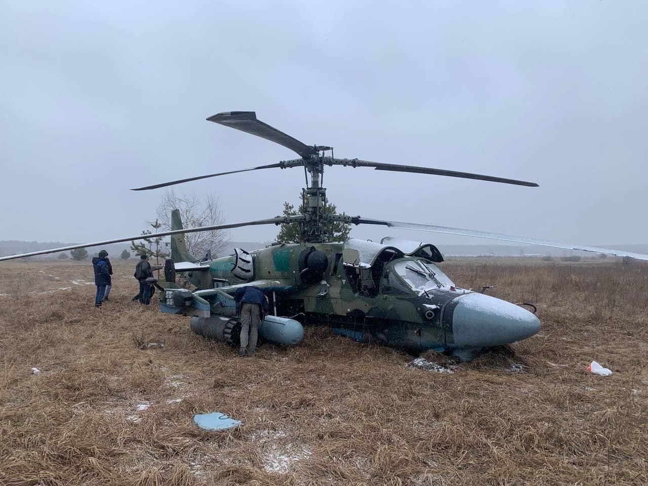 Под Киевом сбит Ка-52 российской армии: на фото показали, что произошло с вертолетом после падения в поле