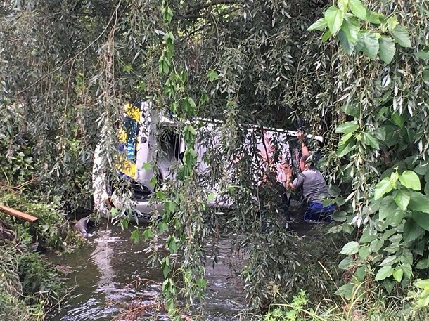 Авто полиции под Киевом рухнуло в реку во время погони: о судьбе одного патрульного ничего неизвестно - кадры
