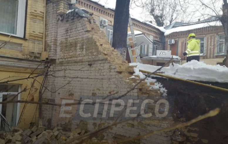 Огромная груда камней "похоронила" несколько иномарок: в Киеве посреди бела дня рухнула стена, защищавшая дома от оползней - кадры