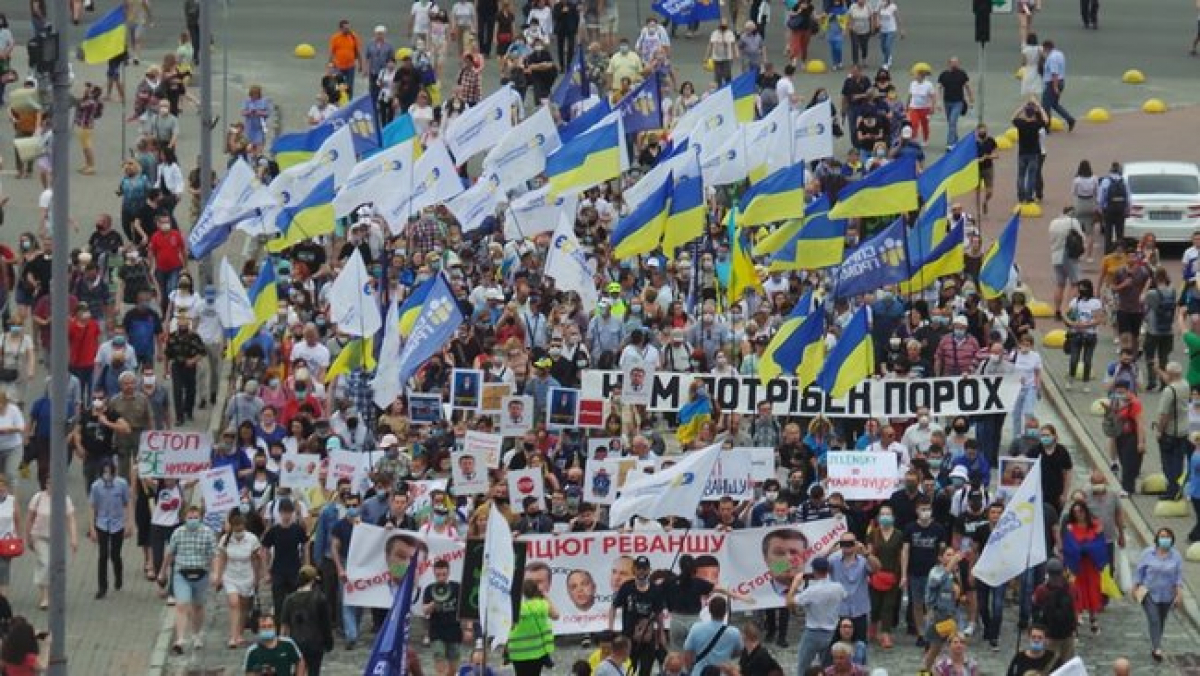 ​Под Офисом Зеленского собрались тысячи соратников Порошенко: "Слуга, выходи - народ пришел"