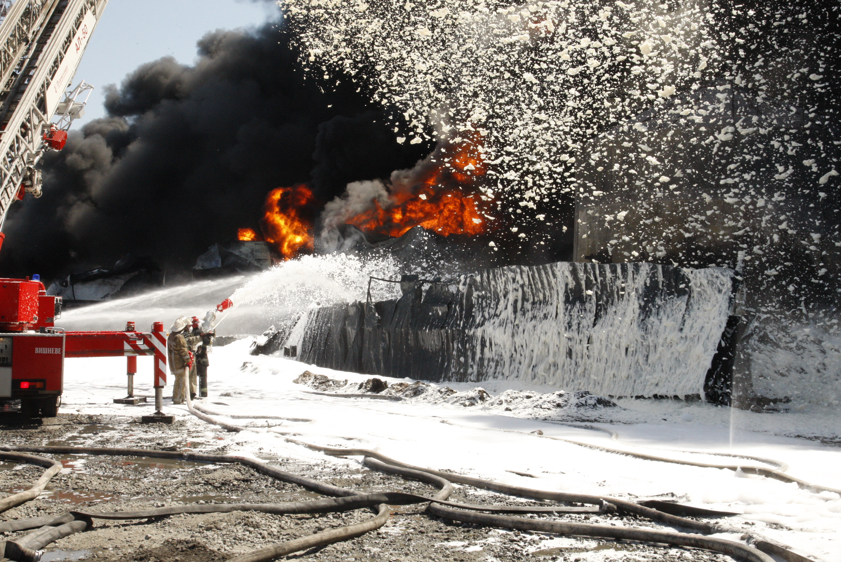 ​Пожар под Киевом: горит одна емкость с топливом. Огонь практически ликвидирован