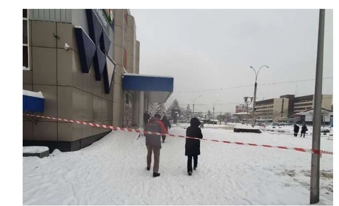 Взрыв произошел в ТЦ "Майдан" в Черновцах: разбиты окна и стены – первые кадры ЧП