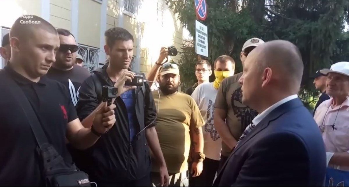 "Иди прочь, оккупант нашей страны! Мы говорим это на русском", - в Сети появились кадры, как одесситы "посылают" российского консула Стахова