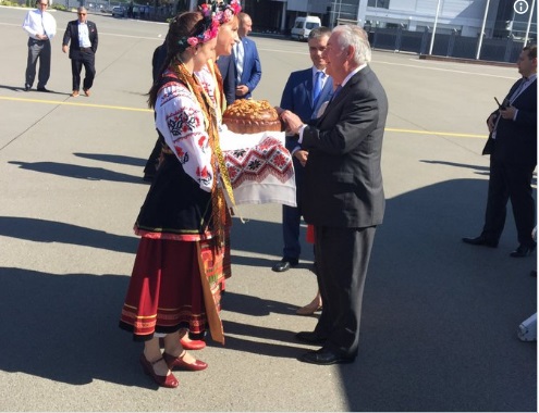 Сразу после G20: В Украине стартовал визит госсекретаря США Тиллерсона –  первый кадр Госдепа с украинским караваем