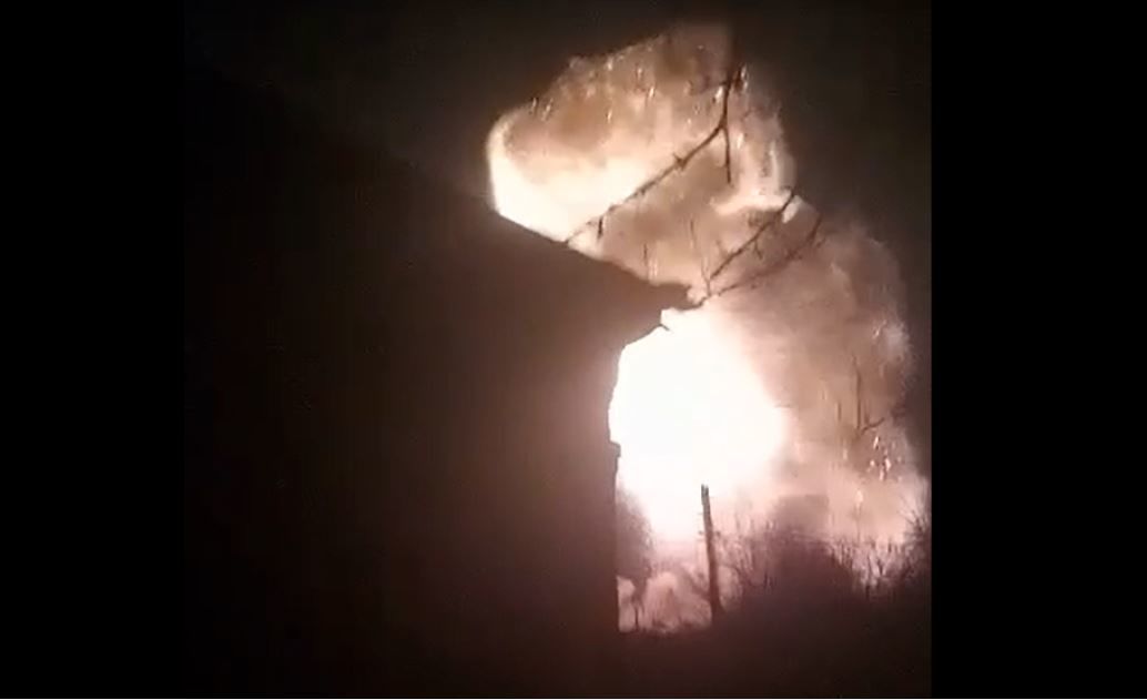 Взрывы в Ирмино слышны на несколько километров: в ОРЛО сильнейший пожар и детонация на складе БК