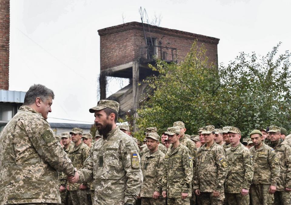 Порошенко в Авдеевке: президент наградил 31 военнослужащего за защиту Донбасса от российской агрессии - кадры