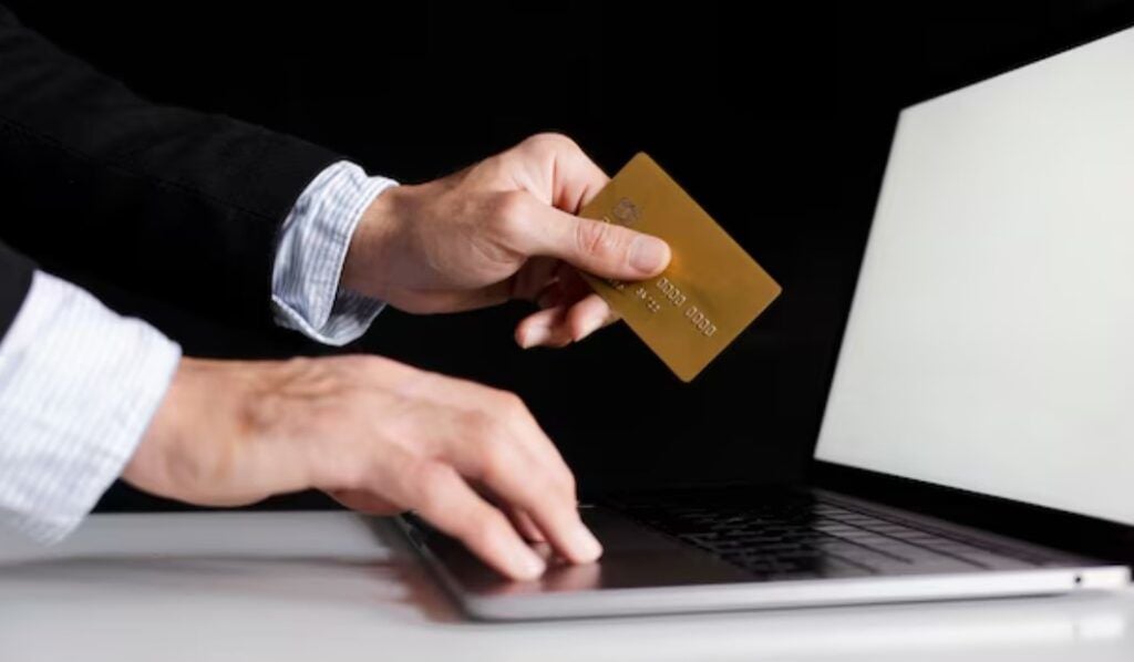 В Украине действуют новые схемы кражи данных банковских карт: срочное предупреждение для пенсионеров