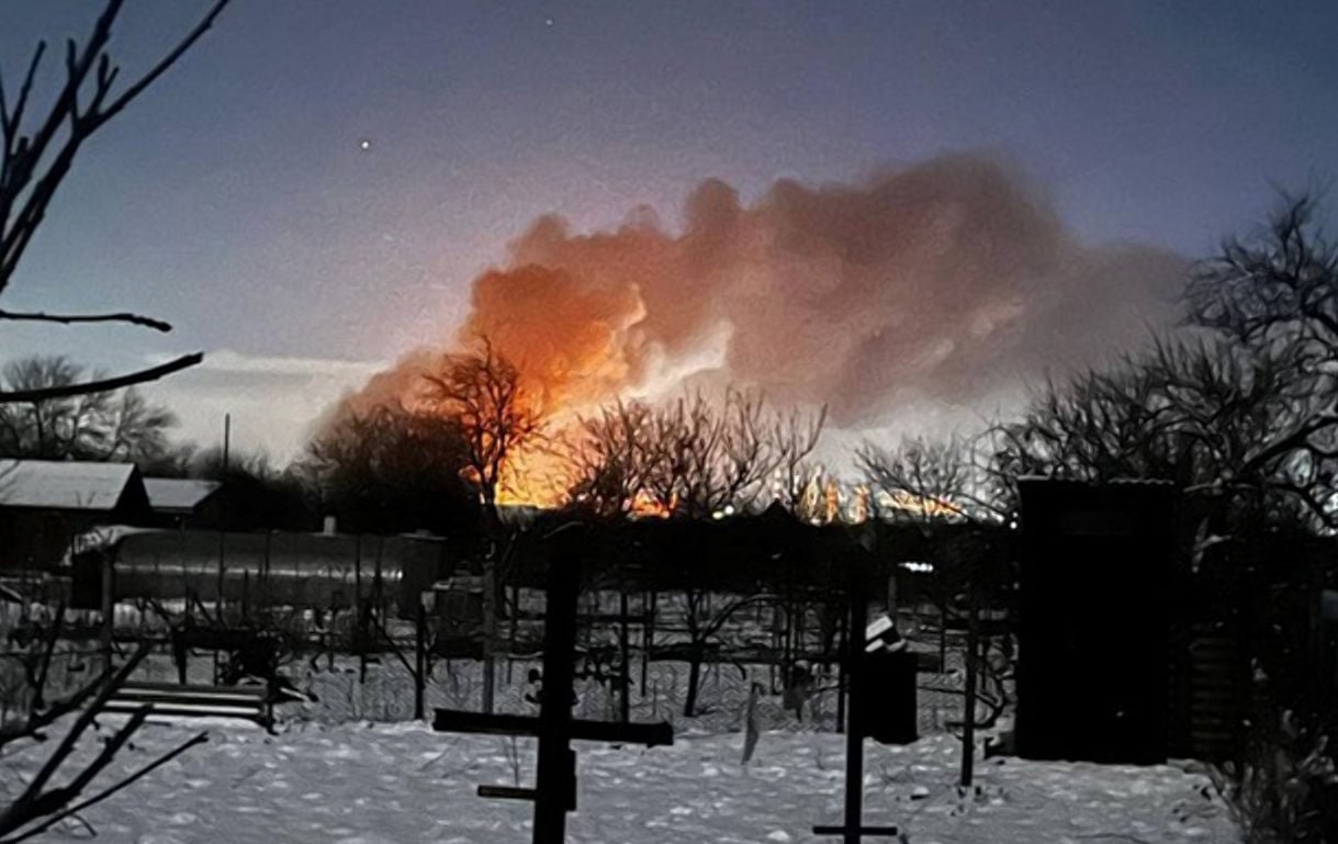 Дроны в новогоднюю ночь атаковали Ильский НПЗ в РФ – появилось видео сильного пожара на заводе