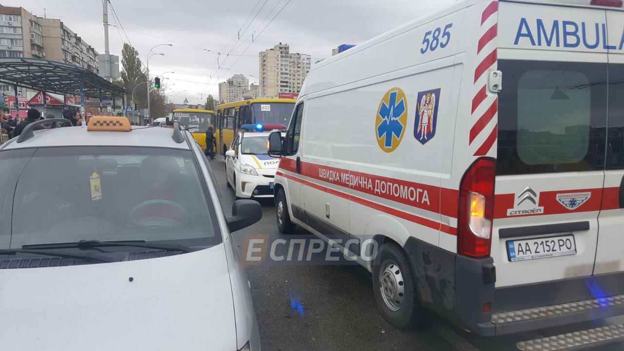 ДТП с маршруткой в Киеве: жертвами страшного наезда автобуса возле остановки стала целая семья, - подробности 