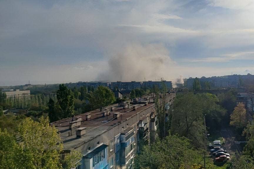 ​В Алчевске взлетел на воздух склад ВС РФ: город в дыму, звучат взрывы