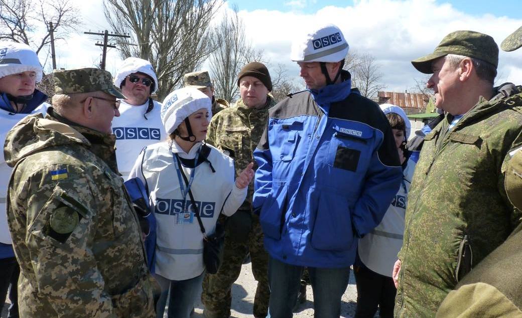 Разведение вооружения на Донбассе: ВС Украины разминировали подконтрольный участок дороги, ведущей к Первомайску, - СЦКК