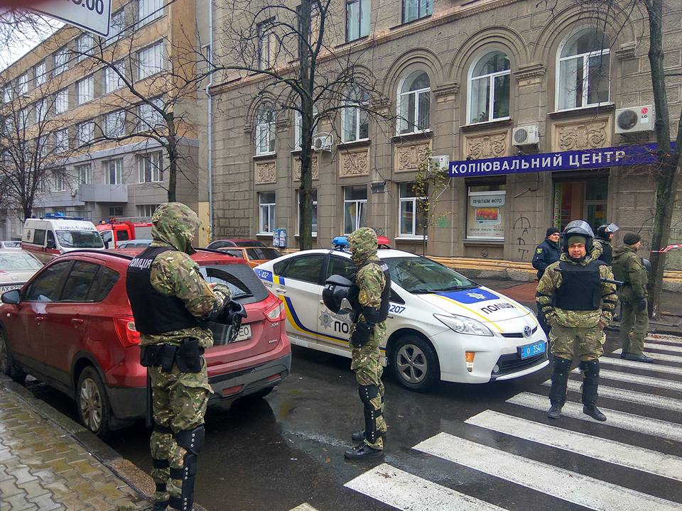 Полиция перекрыла квартал вокруг дома сына Авакова - к месту обыска "подтянулись" титушки. Первые кадры обыска НАБУ