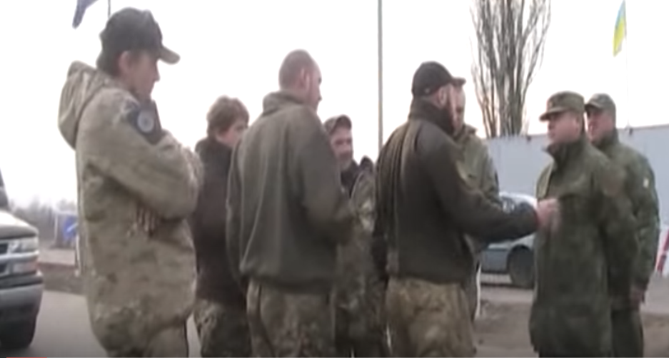 Новое столкновение "блокадников" и полиции со стрельбой на Донбассе: СМИ опубликовали видео жесткого конфликта (кадры)