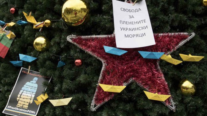 "У России нехило полыхнуло", - соцсети высмеяли реакцию СМИ РФ на елку с желто-голубыми корабликами в Болгарии