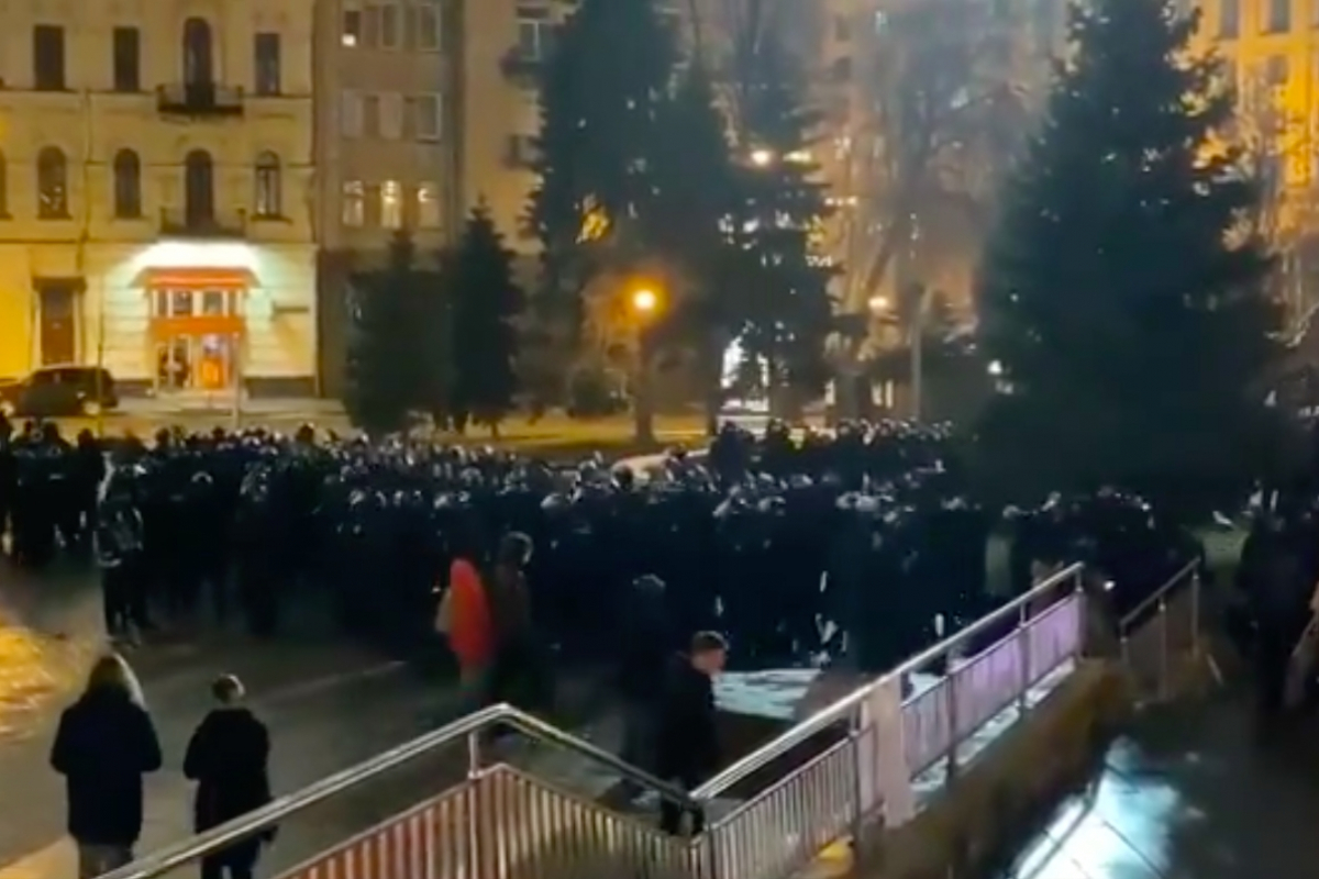 Противостояние на Майдане: силовики пошли на штурм "ФОПов" со светошумовыми гранатами, кадры