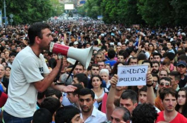 Тысячи людей заполонили центр Еревана: сегодня Армению ждет знаковое событие. Прямая видеотрансляция