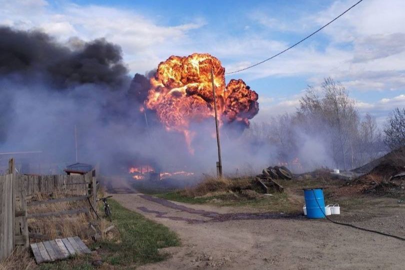От потопов к пожарам: в России пылают два населенных пункта, в домах взрываются газовые баллоны