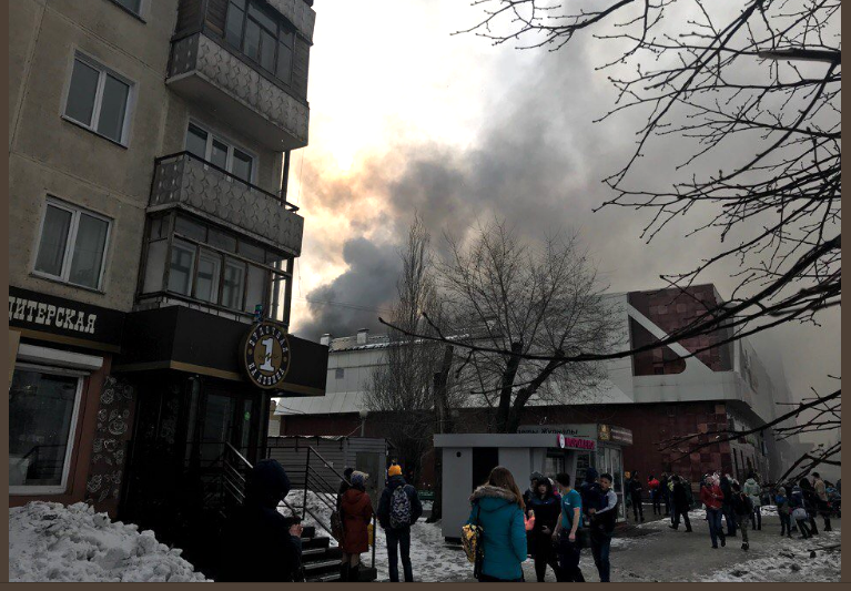 "Тела детей обнаружены в одном из залов кинотеатра", - четыре ребенка трагически погибли в огне пожарища в российском Кемерово - кадры