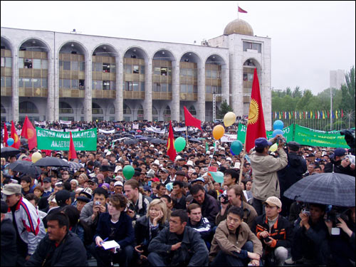 Митинг в Бишкеке: "Не торгуй страной!, Не насилуй конституцию!"